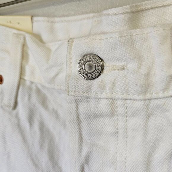 NWT LEVI'S PREMUIM WHITE RAW HEM DESTROYED SHORTS SIZE 31 WOMENS - Picture 6 of 13